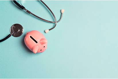estetoscópio com cofrinho de porquinho representando a verificação da saúde financeira
